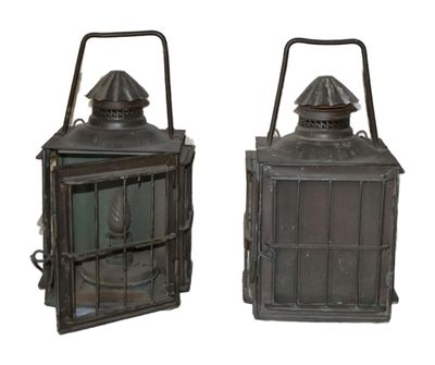 paire de lanternes en cuivre ancien sur fond blanc
