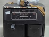 un grille-pain noir sur lequel sont posés tout un tas d'aliments