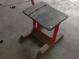 un petit bureau qui se trouve dans le garage