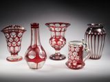 cinq vases et deux tasses posés sur une table