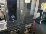 un four professionnel installé dans une cuisine disposant d'un grand plan de travail