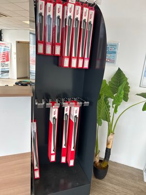 un présentoir de stylos et de crayons sur une étagère dans un magasin