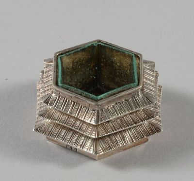 CHINE Salière à corps en argent imitant un toit de pagode et…