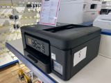 une imprimante posée sur le comptoir d'un magasin