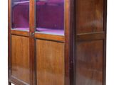 une image d'une armoire en bois avec des portes en verre