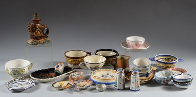 de nombreux types de bols et de tasses sur la table