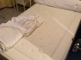 un lit avec un matelas et une table dans la chambre