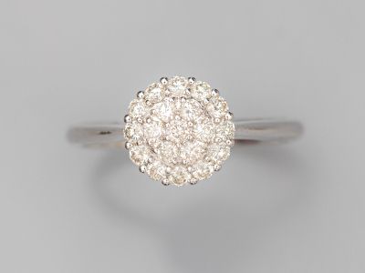 une bague en or blanc sertie d'un bouquet de diamants