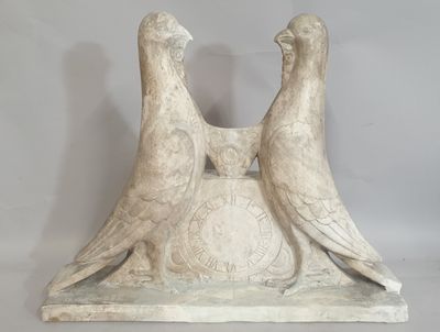 une paire d'oiseaux en marbre blanc posés sur un socle en pierre