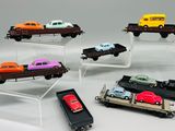 six petites voitures exposées dans une vitrine