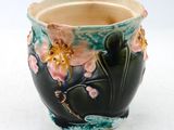 un gros plan d'un vase orné de fleurs