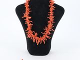 gros plan d'un collier et de boucles d'oreilles sur un mannequin