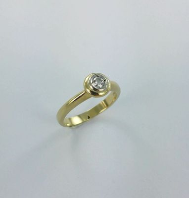 une bague en or jaune avec un diamant serti au centre