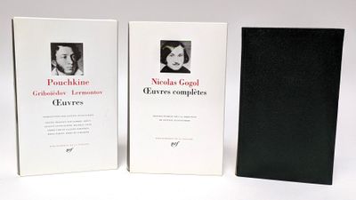trois livres posés sur une table blanche, avec une couverture noire sur fond blanc