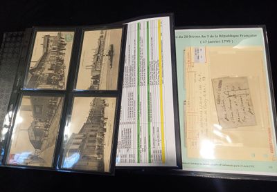 une collection de vieilles cartes postales exposée sur une table