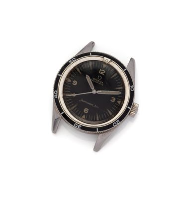 une montre posée sur une surface blanche