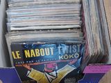 une boîte remplie de disques posée sur une table