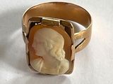 une bague en or sur laquelle est gravée l'image d'une femme
