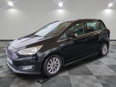 La Ford C-Max noire est garée sur un sol à damier.