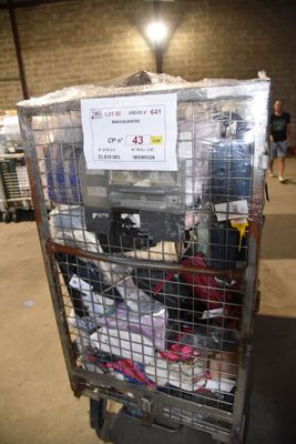 un chariot rempli de bagages, sur lequel est posé un panneau