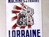 une affiche accrochée au mur sur laquelle on peut lire « machines et trains de Lorraine »
