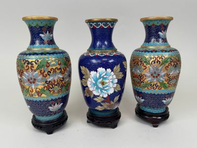 trois vases posés sur une table