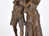 statue en bronze représentant deux femmes portant un panier sur la tête