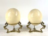 paire de lampes de table anciennes en laiton avec abat-jour en verre blanc