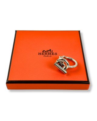 un gros plan d'une boîte orange sur laquelle est posée une bague