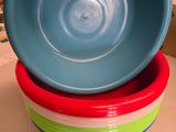 trois bols empilés les uns sur les autres sur une table