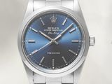une montre en argent avec un cadran bleu