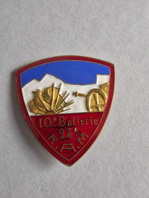 gros plan d'un badge sur une surface blanche