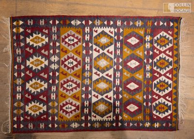 un vieux tapis posé sur un parquet, avec un parquet