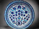 une assiette bleue et blanche ornée de motifs floraux
