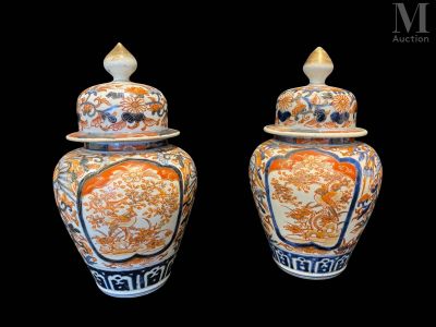 paire de vases de style chinois avec couvercles, sur fond noir
