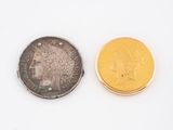 une image représentant une pièce de monnaie et une pièce sur laquelle figure la tête d'une femme