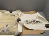 deux plateaux sur lesquels sont dessinés des motifs, posés sur une table