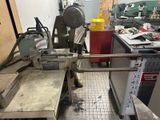une machine posée sur une table dans une pièce
