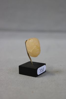 Petite tête d'homme ou empereur avec barbe percée de deux tr…