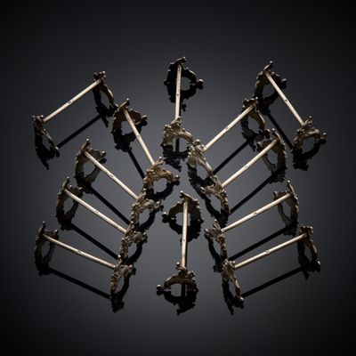 six pieces of metal are arranged in the shape of a snowflake