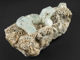 une image représentant un morceau de roche sur lequel se trouve une autre sorte de roche