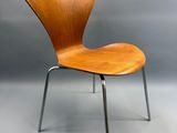 une image représentant une chaise en bois avec une structure métallique