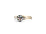 une bague en or jaune sertie d'un diamant aux couleurs de l'arc-en-ciel