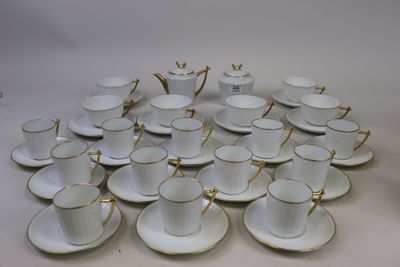 un grand nombre de tasses et de soucoupes sur une table