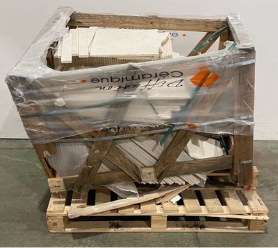 une palette sur laquelle sont empilées plusieurs cartons