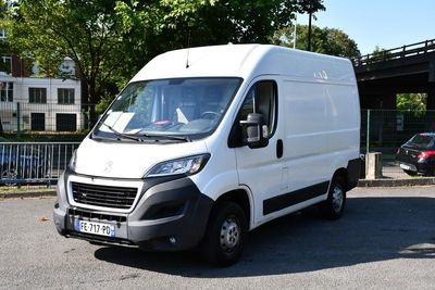 une camionnette blanche garée dans un parking