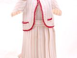 un mannequin représentant une femme vêtue d'une robe et d'une veste