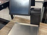 un ordinateur portable posé sur une table en bois