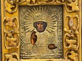 un cadre photo ouvragé, doré et noir, représentant Jésus