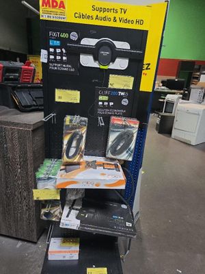 une présentation de matériel électronique dans un magasin en vue de sa vente